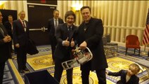 Javier Milei se reunió con Elon Musk en la CPAC y le regaló una motosierra