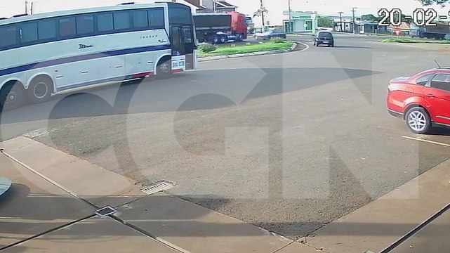 Impressionante! câmera flagra caminhão atingindo carro em grave acidente na BR-277