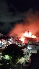 Casarão pega fogo no Carmo e moradores evacuam região