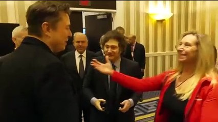 Video: Javier Milei se encontró con Elon Musk en Washington y le regaló una motosierra