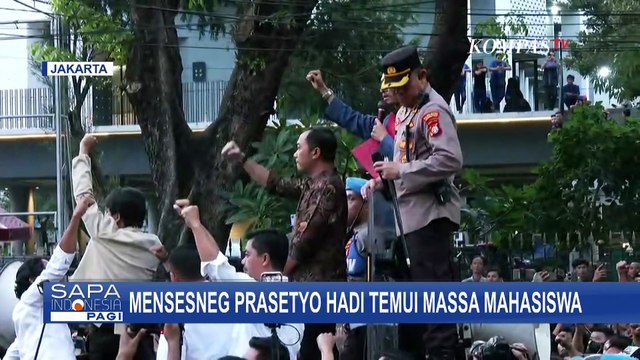 Momen Mensesneg Prasetyo Hadi Temui Massa Aksi di Patung Kuda, Sebut Pemerintah Terima Tuntutan