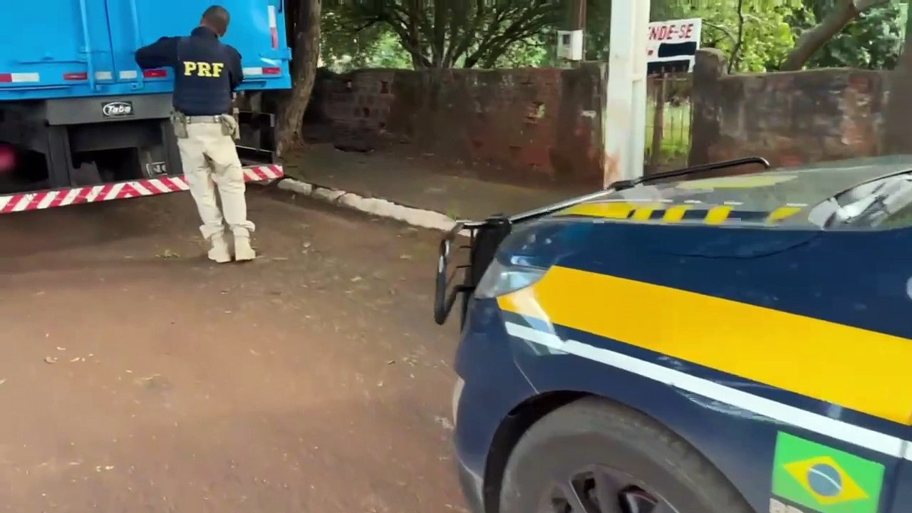 Caminhão com 125 mil maços de cigarros é apreendido pela PRF na PR-323