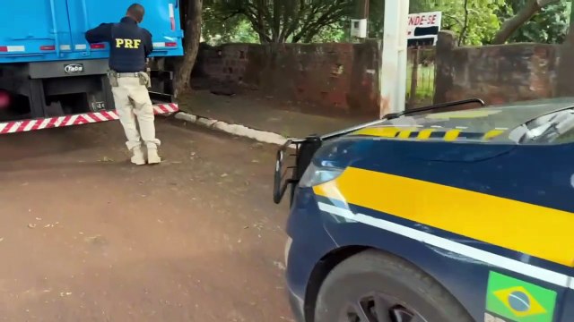 Caminhão com 125 mil maços de cigarros é apreendido pela PRF na PR-323