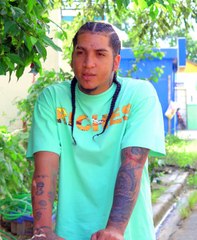 Su esposo asiendo los debere de la casa y ella usando telefono