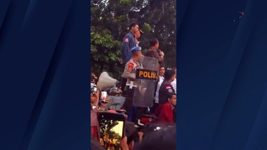 Ditugaskan Prabowo Terima Aspirasi, Mensesneg Kompak Nyanyikan “Darah Juang" Bareng Ratusan Mahasiswa