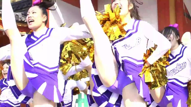 Cute Japanese cheerleaders dancing at shrines and temples　チアリーディング　チアリーダー