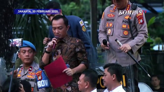 Momen Mensesneg Tandatangani Tuntutan Aksi 'Indonesia Gelap' di Kawasan Patung Kuda