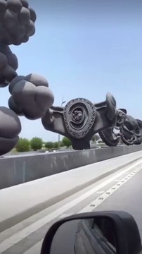 Esculturas hiperrealistas en Qatar muestran cada etapa del embarazo