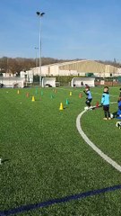 Conduite de balle pour les petits stagiaires