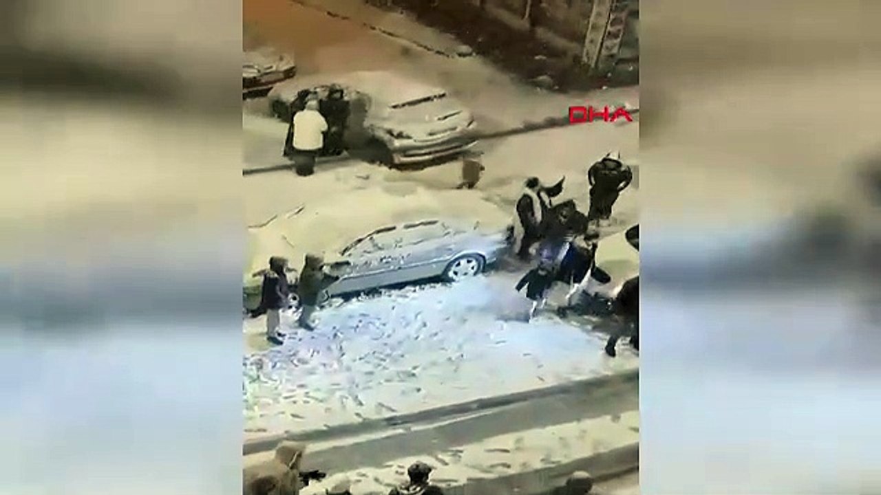 İstanbul- Sultangazi'de sokakta kar topu oynayıp halay çeken vatandaşlar arasında kavga çıktı