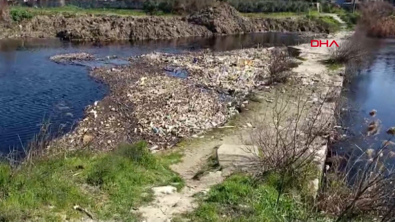 Büyük Menderes Nehri kirlilik nedeniyle siyaha büründü