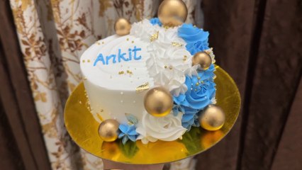 घर पर बनाएं जबरदस्त फॉक्स बॉल थीम किटकैट केक | Faux Ball Theme Kit Kat Cake |