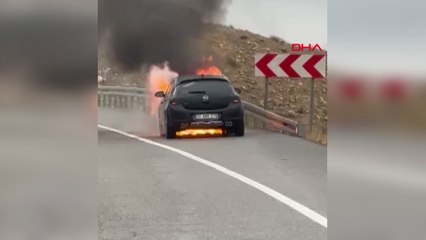 Gercüş’te seyir halindeki otomobil yandı