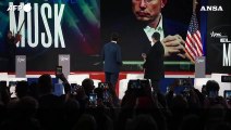 Musk sul palco con una motosega, regalo del presidente argentino Milei