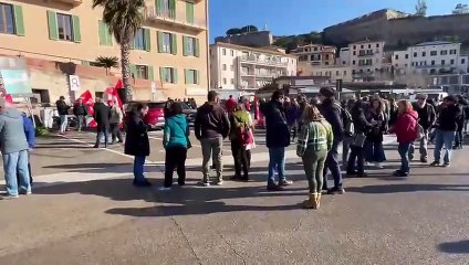 Elba, tagli alle corse e cancellazione delle agevolazioni per i pendolari: ecco la protesta