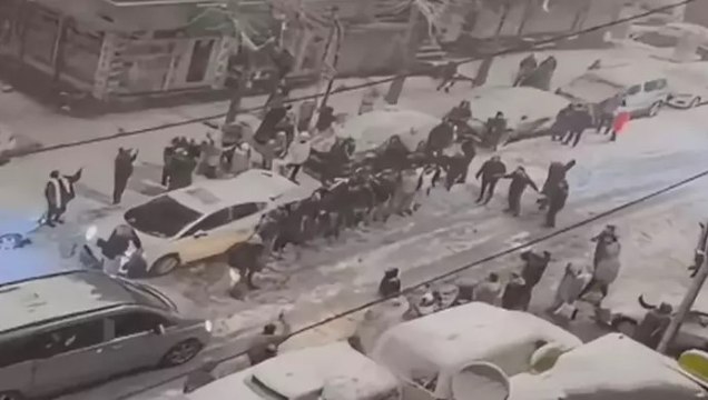 Sultangazi’de sokakta kar topu oynayıp halay çekenler arasında kavga çıktı