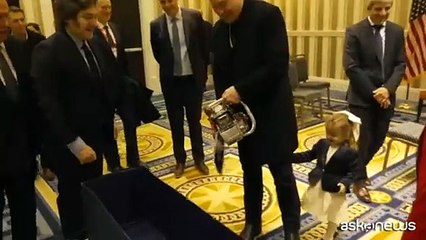 Milei regala a Musk una "motosega della burocrazia"