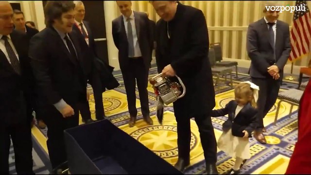 Milei regala a Musk una motosierra como símbolo de los recortes en EEUU