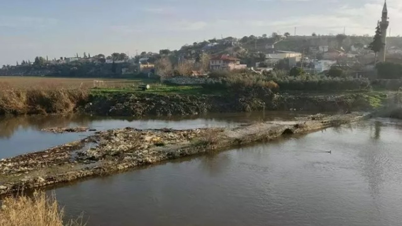Büyük Menderes Nehri kirlilik nedeniyle siyaha büründü