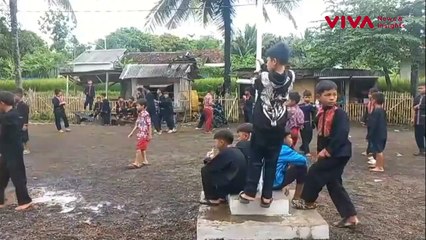 Perjuangan Siswa SD Terobos Sungai Demi Bisa Sekolah