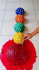 Explotan globos de colores con sorpresa