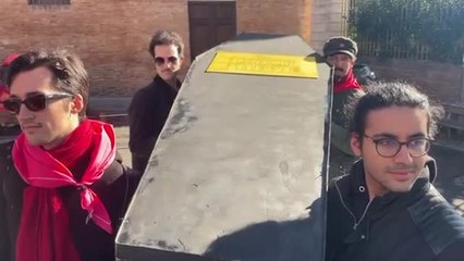 Siena, gli studenti fanno il «funerale» all'Università