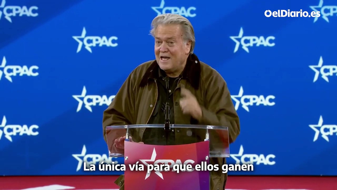 Steve Bannon hace un saludo nazi durante una cumbre ultra del trumpismo