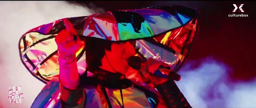 Yeah Yeah Yeahs chante Spitting Off The Edge Of The World à Rock en Seine