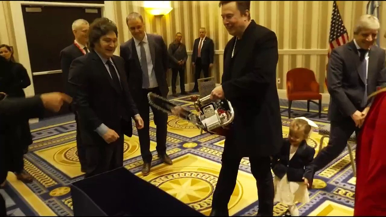 Brüder im Geiste: Milei schenkt Musk eine Kettensäge
