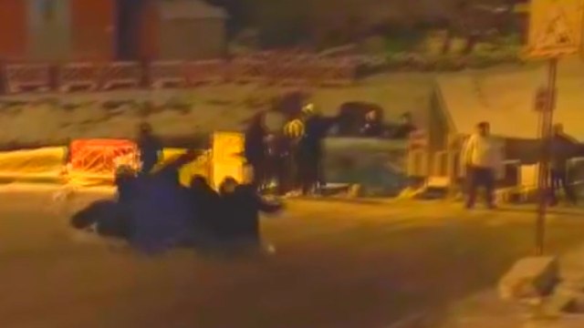 Kar kazası kamerada; çöp konteynerine çarpıp yaralandılar