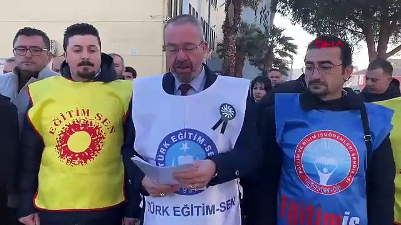 Ortaokulda öğretmene veli ''kafası''... Dersten çıkartıp darp ettiler!