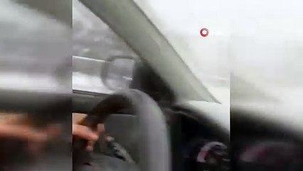 Karlı yolda 25 araç birbirine girdi