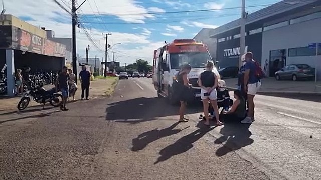 Mulher fica ferida após colisão entre carro e moto na Rua Antonina