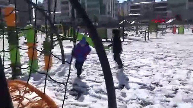 Samsun’da çocuklar, tatili fırsata çevirdi; kar topu oynayıp, kardan adam yaptılar