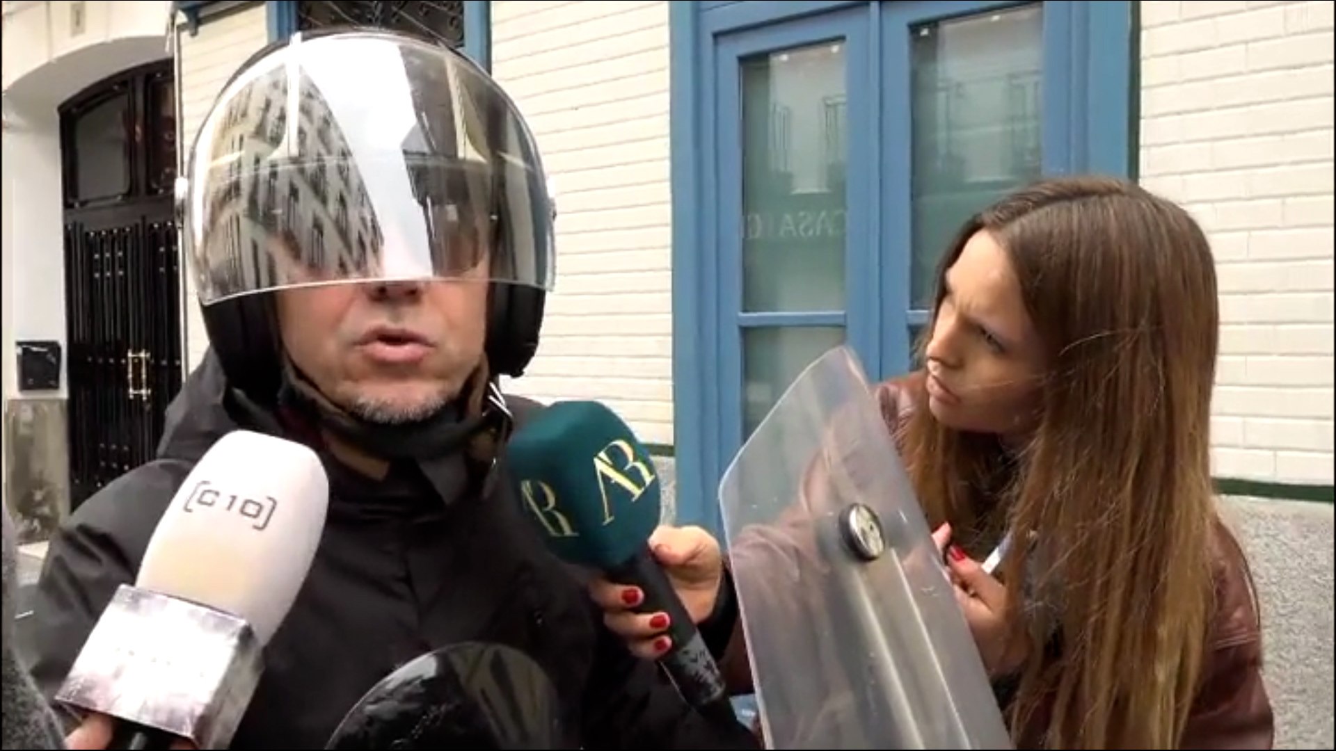 El cofundador de Podemos, Juan Carlos Monedero, ha negado rotundamente las acusaciones que se han hecho p�blicas esta semana y ha exigido al partido que aclare las circunstancias de su salida.
En declaraciones al programa En boca de todos de Cuatro, recogidas por Europa Press, Monedero ha asegurado que no tiene "nada que ocultar" y que "cuando todo se aclare" dar� "todas las explicaciones que hagan falta".
El exdirigente ha cuestionado la versi�n oficial del partido, que sostiene que lo apart� tras conocer las denuncias en su contra. Ante la pregunta de si se march� o fue expulsado, Monedero respondi�: "Podemos tendr� que aclarar cosas".
Adem�s, aprovech� para lanzar una indirecta a ��igo Errej�n, exdiputado de Sumar, quien renunci� a su esca�o. Monedero subray� que, a diferencia de otros, �l no tiene "una persona y un personaje", sino que siempre ha sido el mismo.