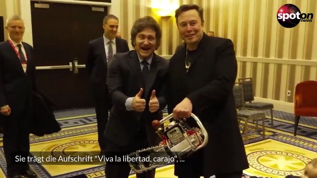 Elon Musk schwingt Kettensäge der Bürokratie auf der Bühne