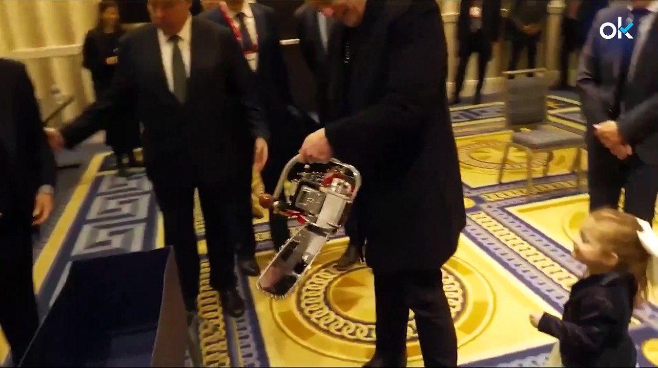 Milei regala a Musk una réplica de su motosierra para celebrar los recortes anunciados por Trump