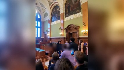 L'attivista tedesca Maja a processo in catene, Salis: «Rabbia e dolore, è stata estradata illegalmente»