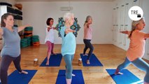 El saltamontes o Salabhasana, la asana de yoga fácil para mejorar la postura y elongar la columna a partir de los 50