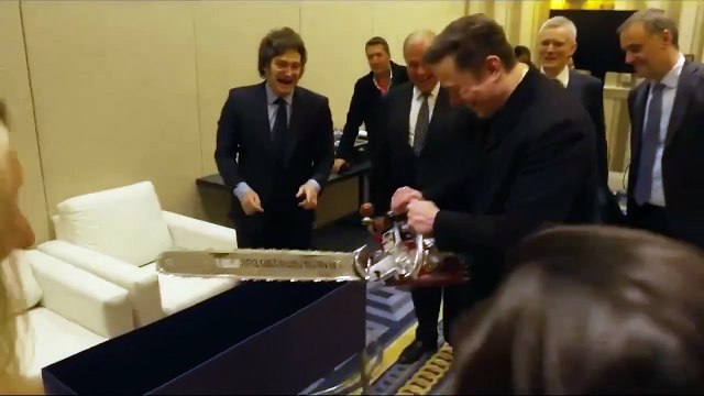 Milei regala a Musk una motosierra como símbolo de los recortes en EEUU... con su hija al lado