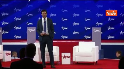 Elon Musk brandisce la motosega donata da Milei sul palco del Cpac