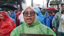 Cara Unik Emak-Emak Dukung Aksi Indonesia Gelap