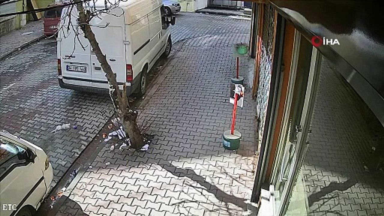 Polisten kaçan araç pastaneye daldı: İçinden 50 bin dolar ve silah çıktı  