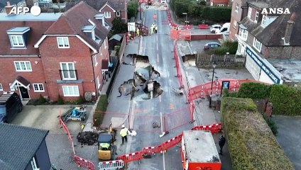 Inghilterra, una voragine lunga 20 metri nell'asfalto a Godstone