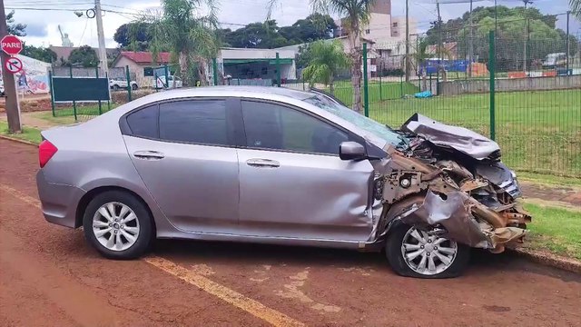 Forte colisão entre carro e caminhão é registrada no Bairro Santo Onofre
