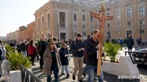 I pellegrini del Giubileo a Roma pregano per il Papa e la sua salute