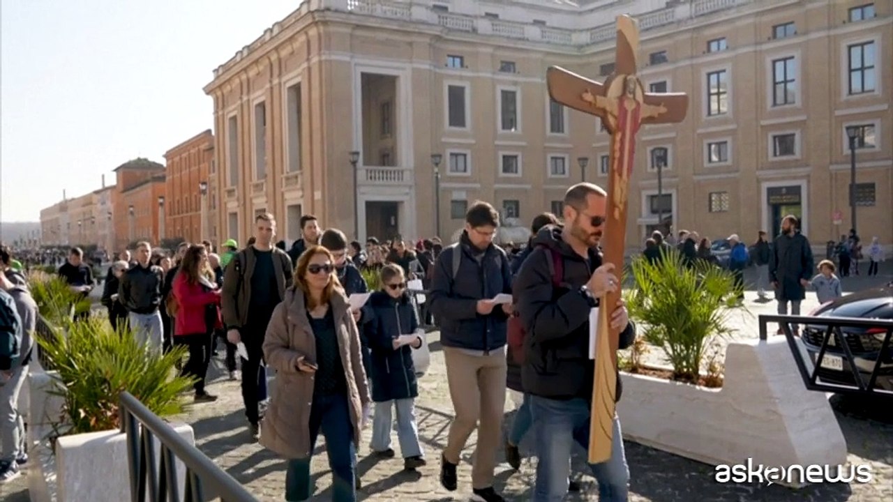 I pellegrini del Giubileo a Roma pregano per il Papa e la sua salute