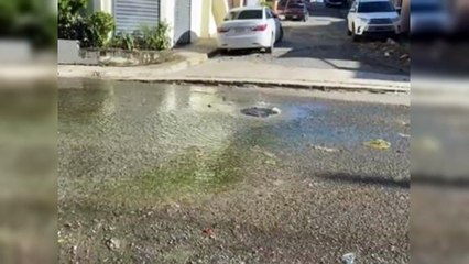 Drenaje sanitario en calle de Los Alcarrizos es un peligro a la salud
