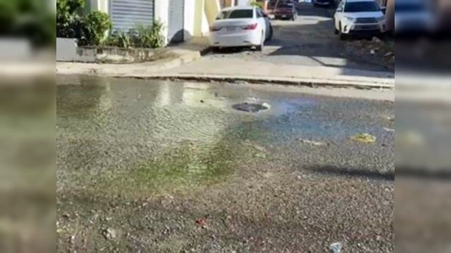 Drenaje sanitario en calle de Los Alcarrizos es un peligro a la salud