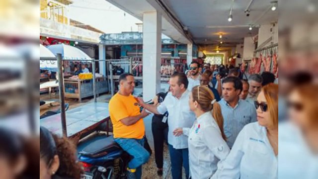 Paliza y Mejía recorren mercados de la Duarte y Villas Agrícolas